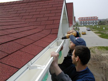 Как сделать слив с крыши в частном доме